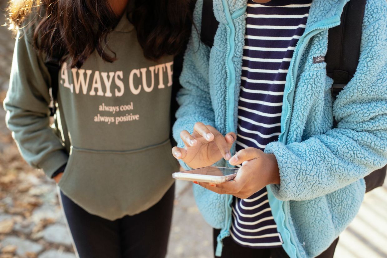 France Rushes to Pass Under-15 Social Media Ban Before Summer Break