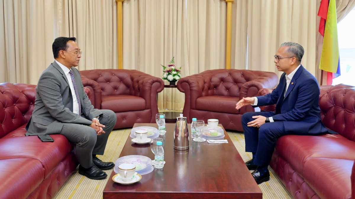 Communications Minister Fahmi Meets New Malaysian Ambassador to Lebanon