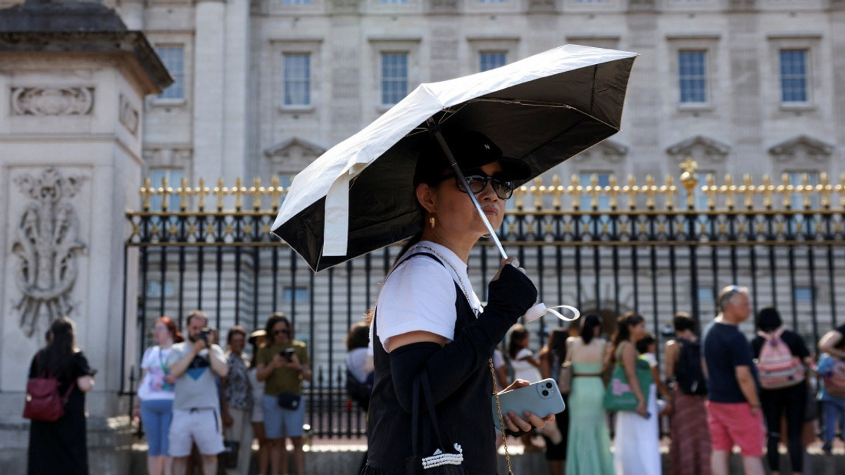Buckingham Palace cancels ceremonial guard changes as UK faces record-breaking heatwave