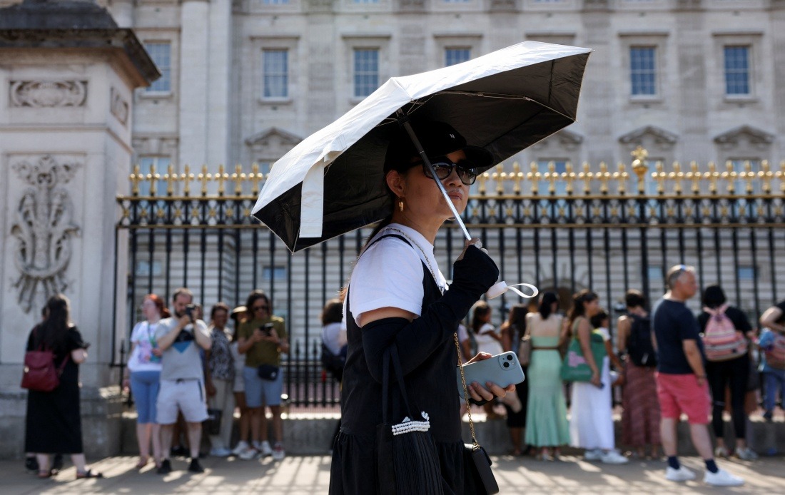 Buckingham Palace cancels ceremonial guard changes as UK faces record-breaking heatwave