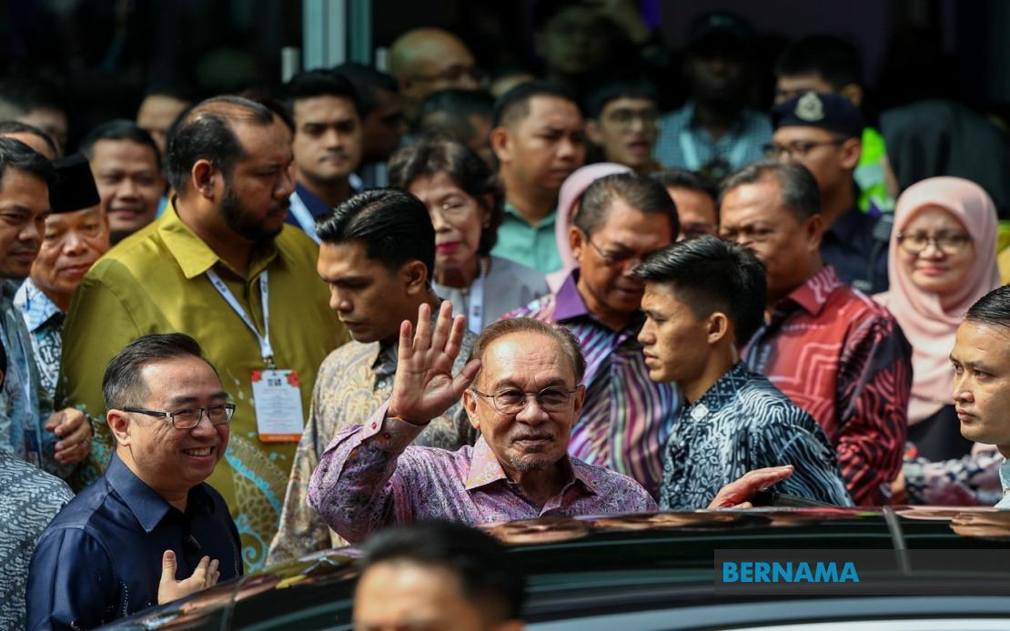 Anwar Denies Knowledge of Azmin PKR Return Bid