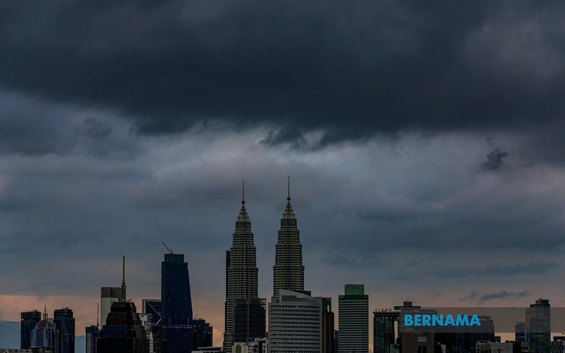 Heavy Rain and Thunderstorms to Batter KL, Putrajaya and 10 States This Evening