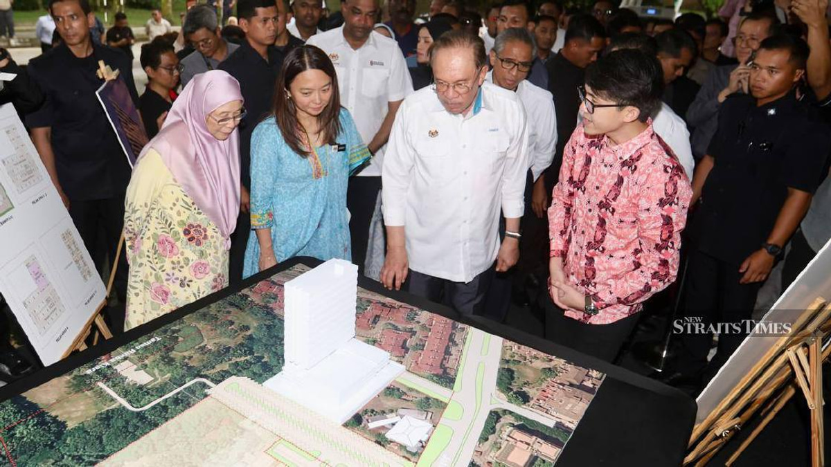 Government Remains Committed to Urban Poor's Welfare, Anwar Asserts Through Development Projects