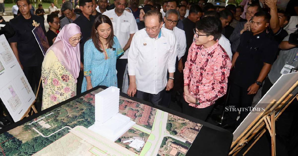 Government Remains Committed to Urban Poor's Welfare, Anwar Asserts Through Development Projects