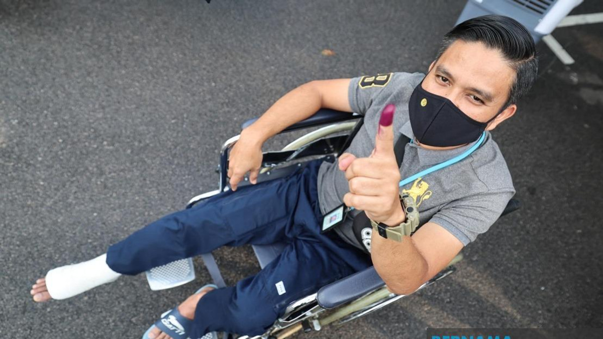 Johor Police Sergeant Casts Vote Despite Achilles Tendon Injury