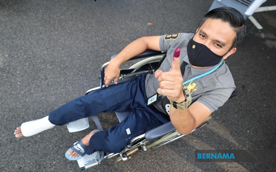Johor Police Sergeant Casts Vote Despite Achilles Tendon Injury