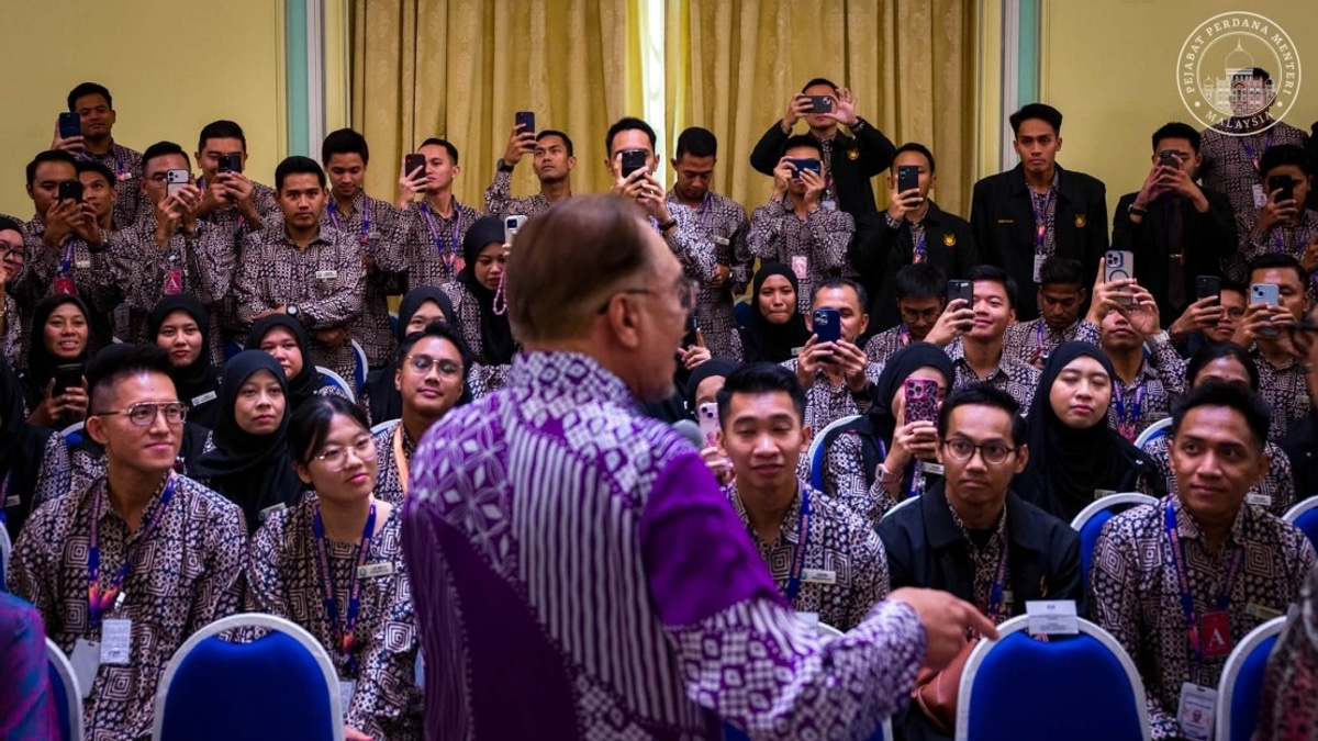 PM Anwar Urges Civil Servants to Champion Reform While Maintaining Ethical Standards