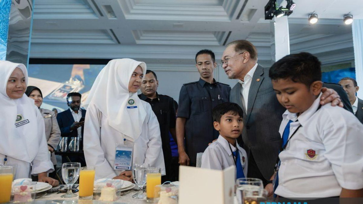 PM Anwar Calls for Kindness and Character in Schools, Warns Against Bullying