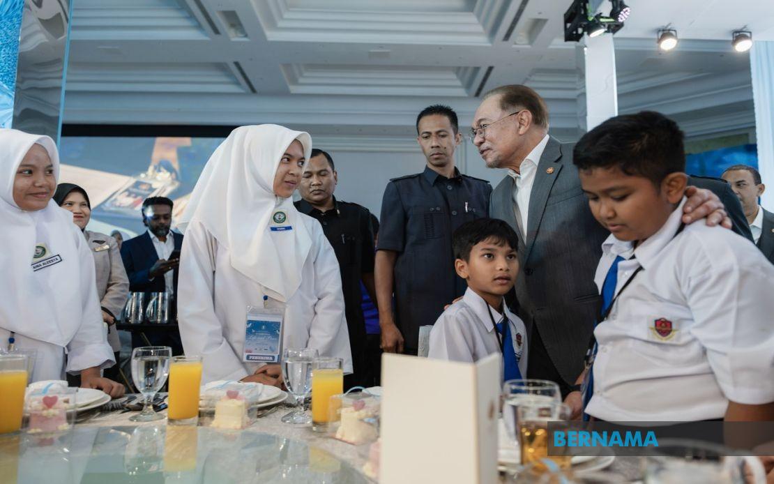 PM Anwar Calls for Kindness and Character in Schools, Warns Against Bullying