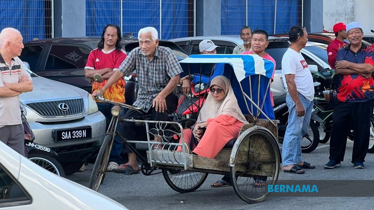 Devoted Husband Pedals Trishaw Through Heat to Bring Wife Close to PM Anwar
