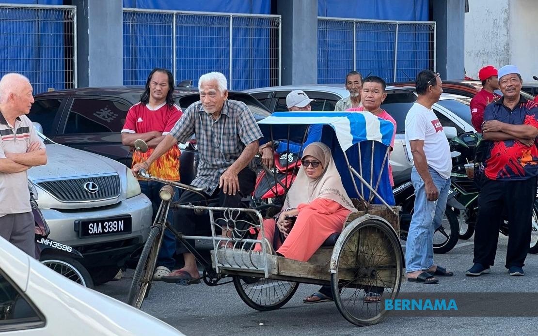 Devoted Husband Pedals Trishaw Through Heat to Bring Wife Close to PM Anwar