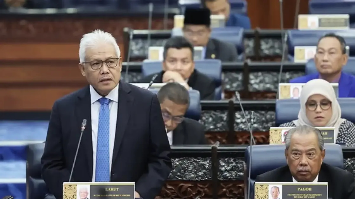 Hamzah Reclaims Opposition Leader's Front Row Seat as Muhyiddin Drops Down the Pecking Order