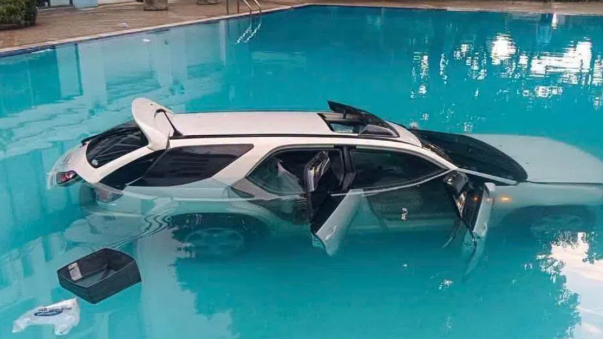 Thai man crashes SUV into university pool over rent dispute with mother