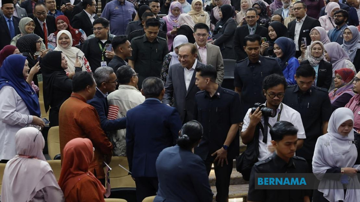 PM Anwar: Strengthen Bahasa Melayu While Opening Doors to Global Languages