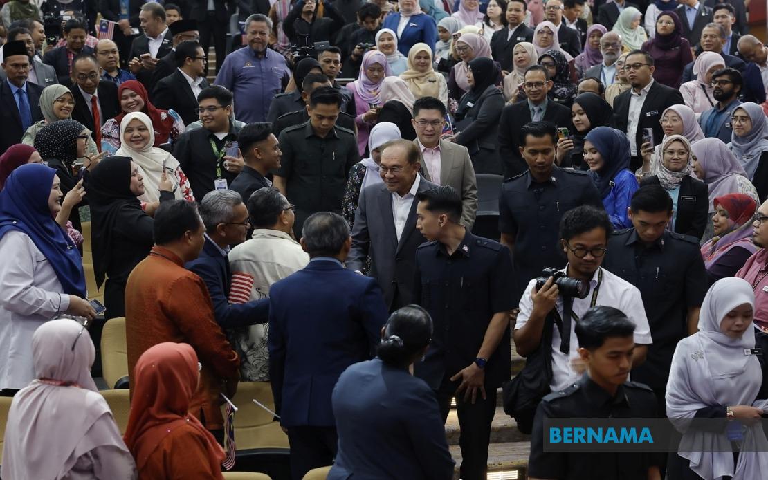 PM Anwar: Strengthen Bahasa Melayu While Opening Doors to Global Languages