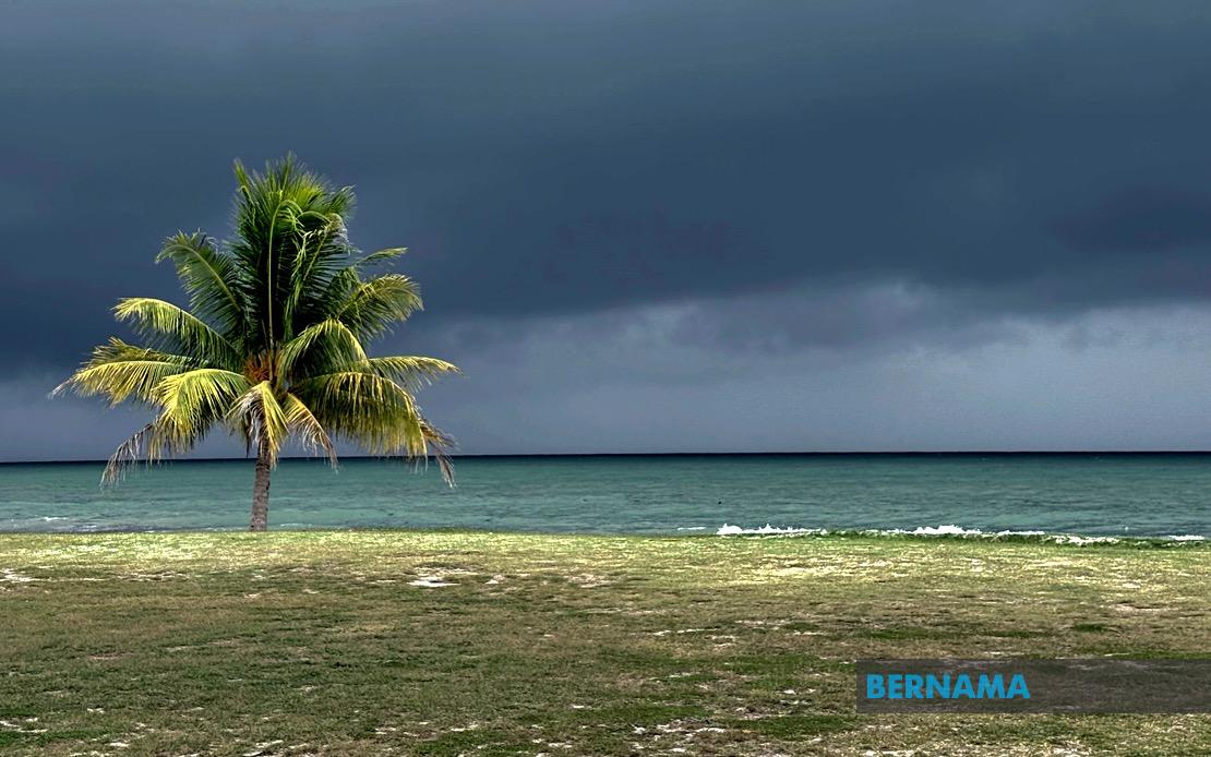 Severe Weather Alert: Thunderstorms and Heavy Rain Sweep Across East Coast and Borneo