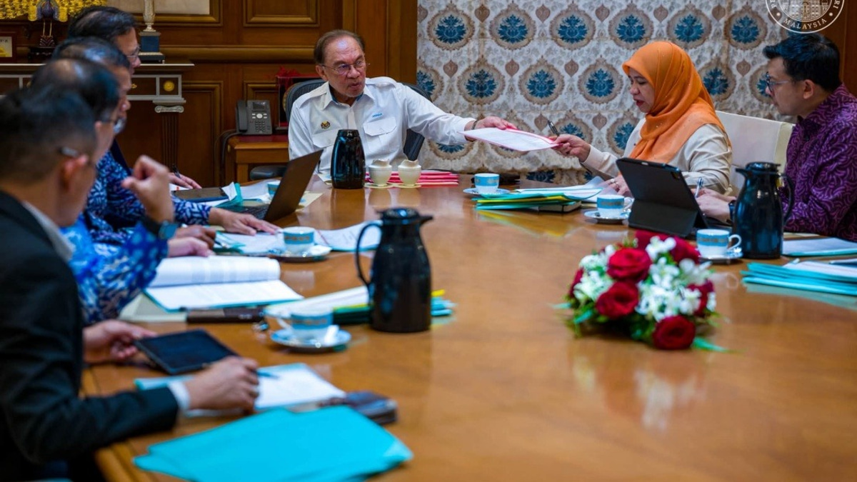 Anwar Pushes FELDA to Accelerate Resolution of Second-Generation Housing and Land Issues