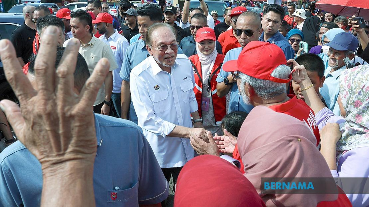 Grandmother's Motorcycle Journey Through Oil Palm Estate Helps Grandson Fulfil Dream of Meeting PM Anwar