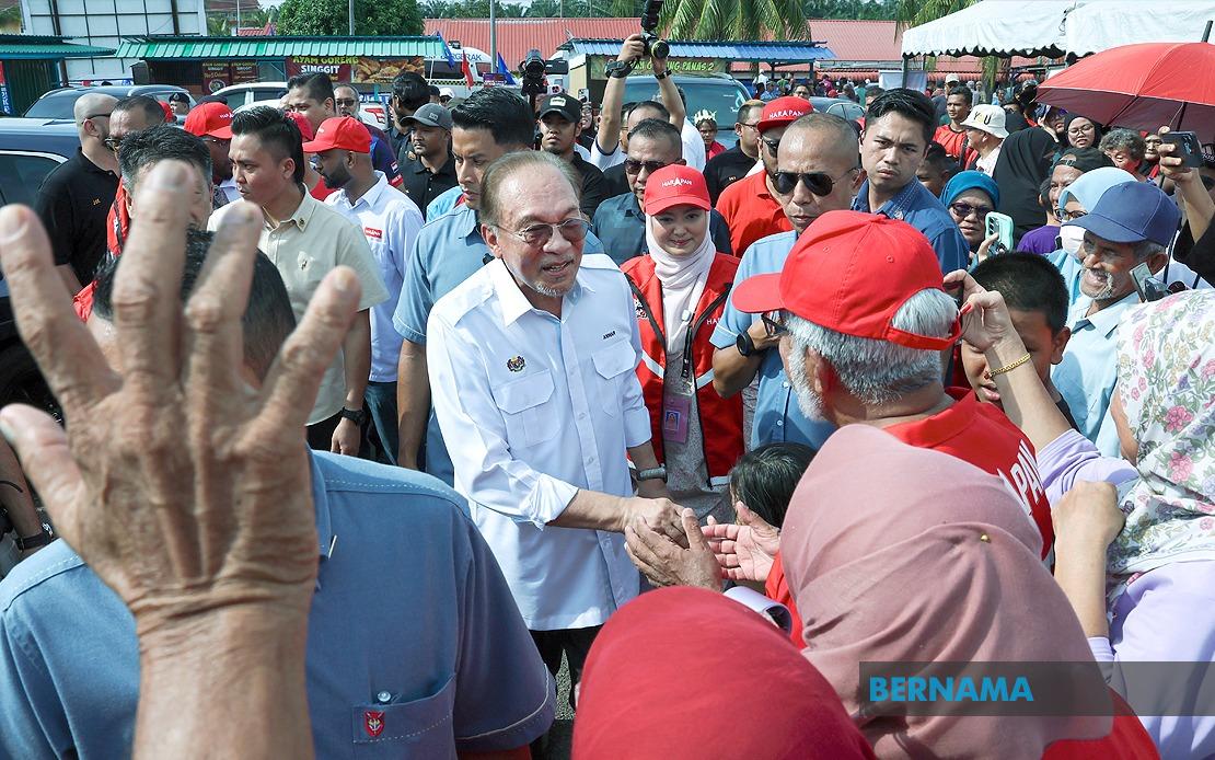 Grandmother's Motorcycle Journey Through Oil Palm Estate Helps Grandson Fulfil Dream of Meeting PM Anwar
