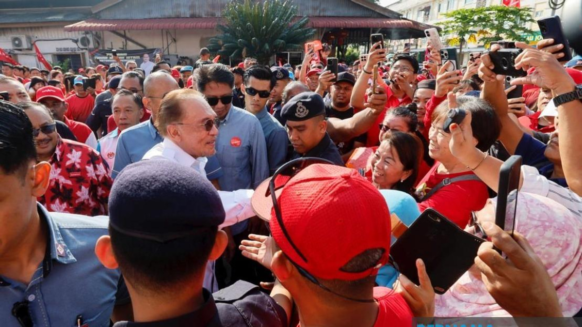 Anwar's Campaign Visit Energises Pakatan Harapan Ground Game in Johor Heartland