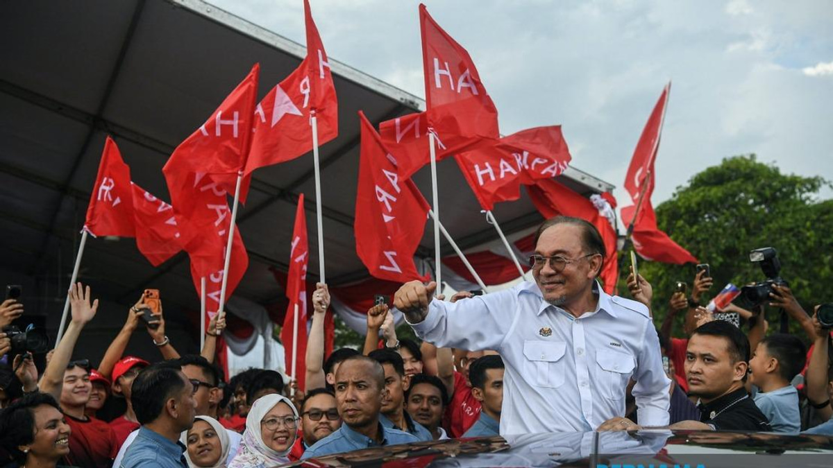 Anwar's Johor Campaign Trail Energises Pakatan Harapan's Election Push