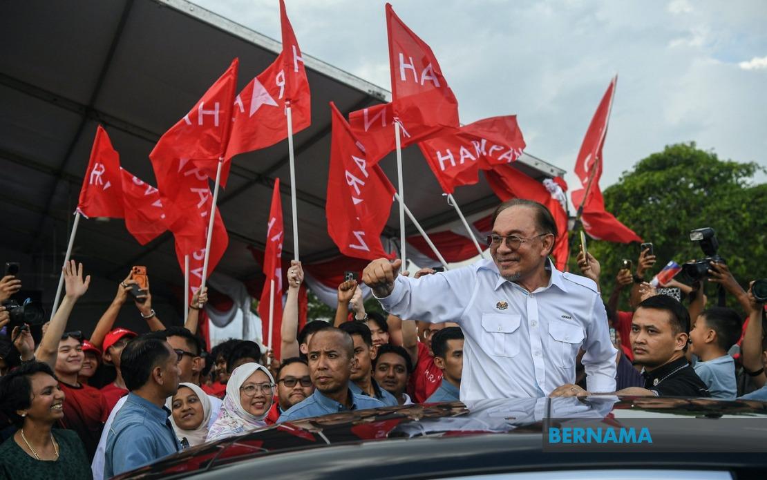 Anwar's Johor Campaign Trail Energises Pakatan Harapan's Election Push