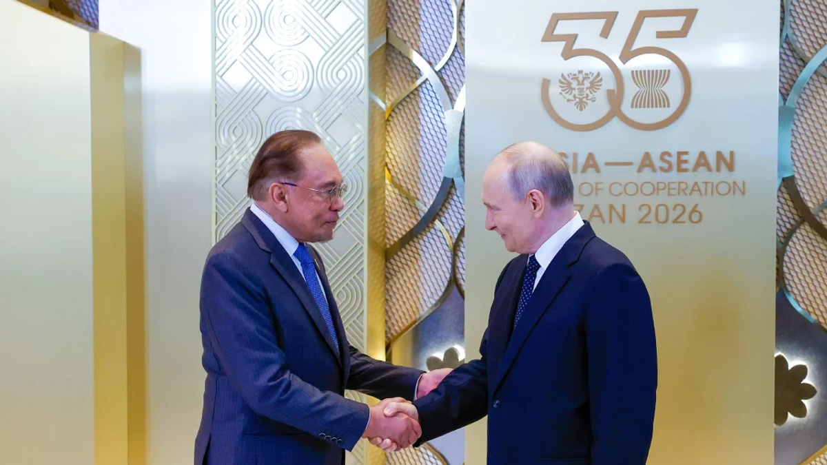 Anwar and Putin Meet to Bolster Energy Ties and De-dollarised Trade