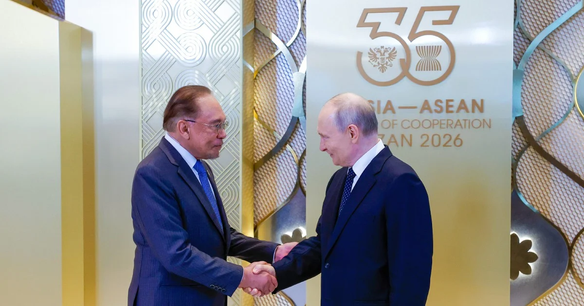 Anwar and Putin Meet to Bolster Energy Ties and De-dollarised Trade