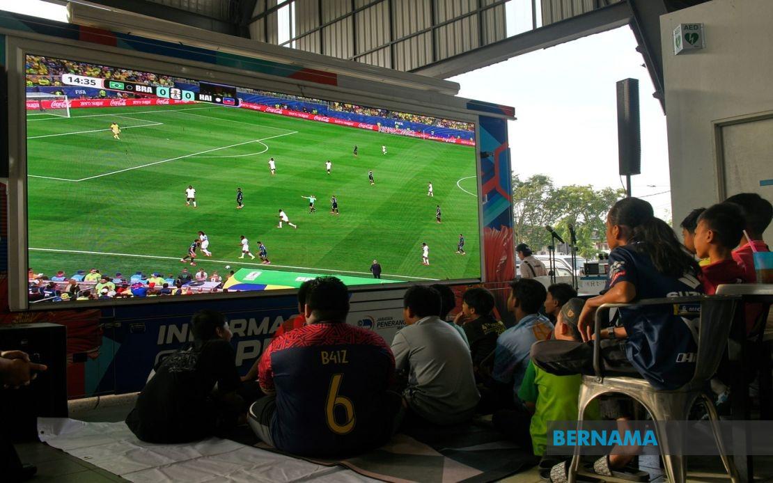 Free World Cup Broadcasts Ease Financial Burden for Malaysian Traders and Diners