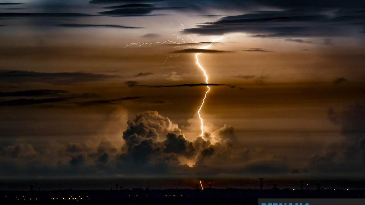 Severe Weather Alert: Thunderstorms and Heavy Rain Sweep Across 10 States and Kuala Lumpur