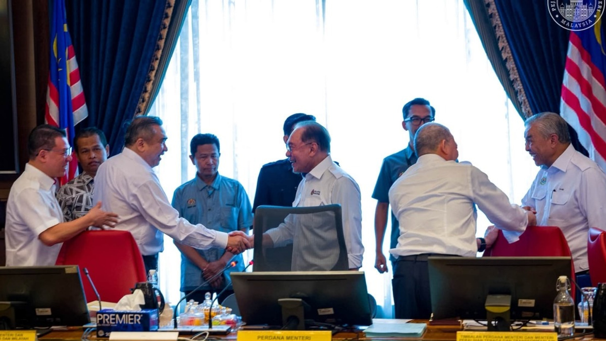 Anwar's Unity Message Strikes Chord As PH, BN Compete In Negeri Sembilan