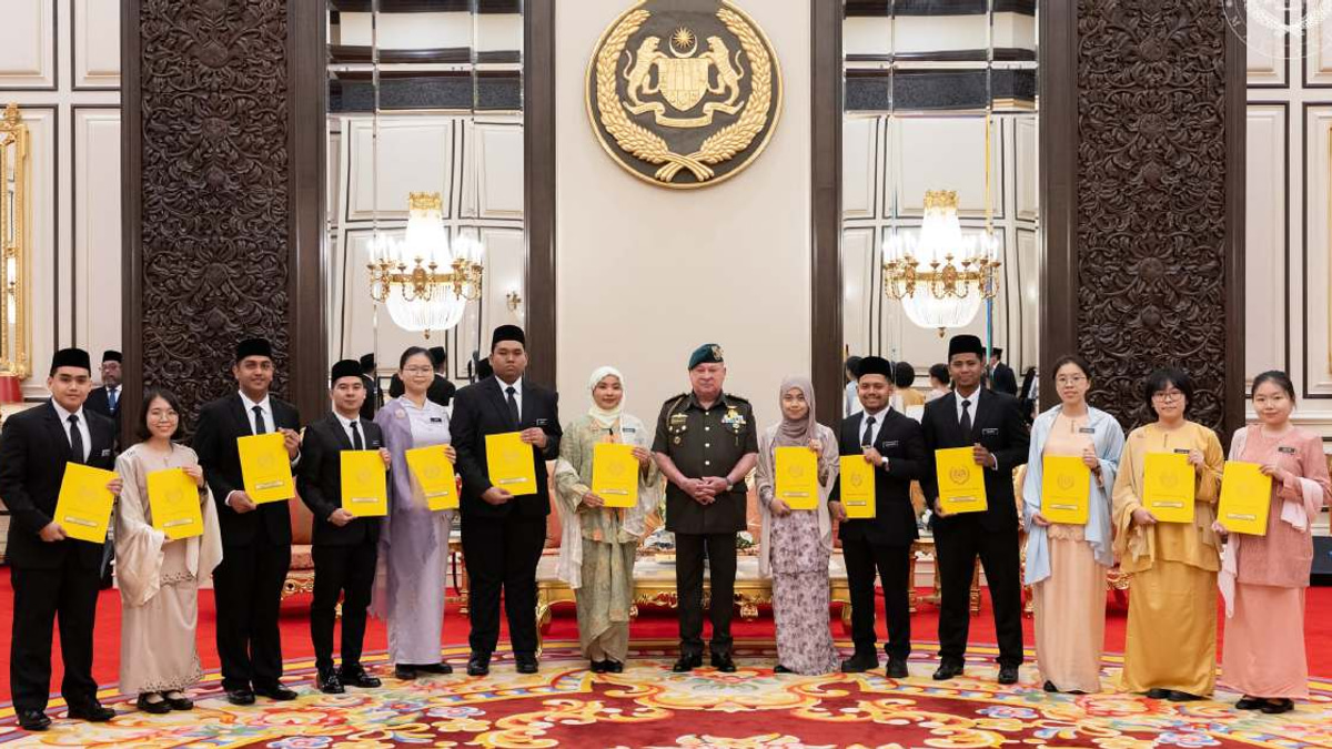 Fourteen Malaysians Honoured with Royal Scholarship Award