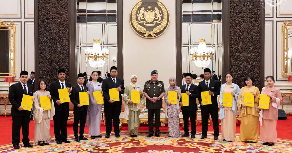 Fourteen Malaysians Honoured with Royal Scholarship Award