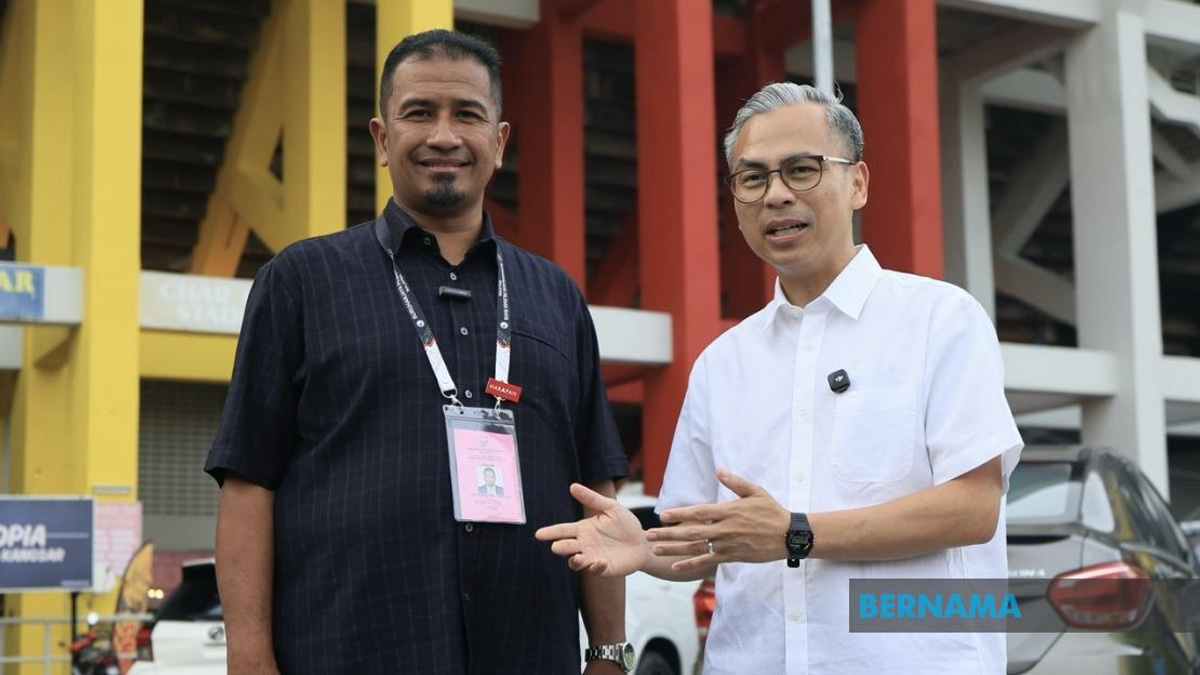 Fahmi Calls For Principled Campaign After PH Billboards Vandalised in Negeri Sembilan