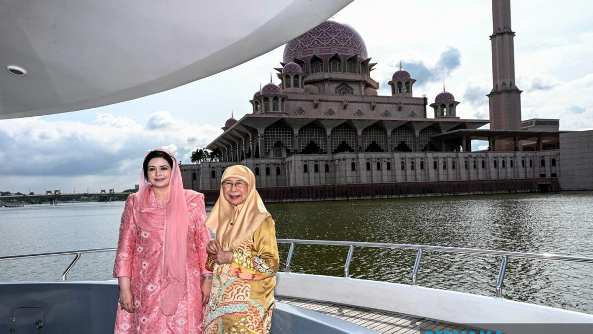 Bangladesh PM's Wife Enjoys Putrajaya Lake Cruise During Bilateral Visit