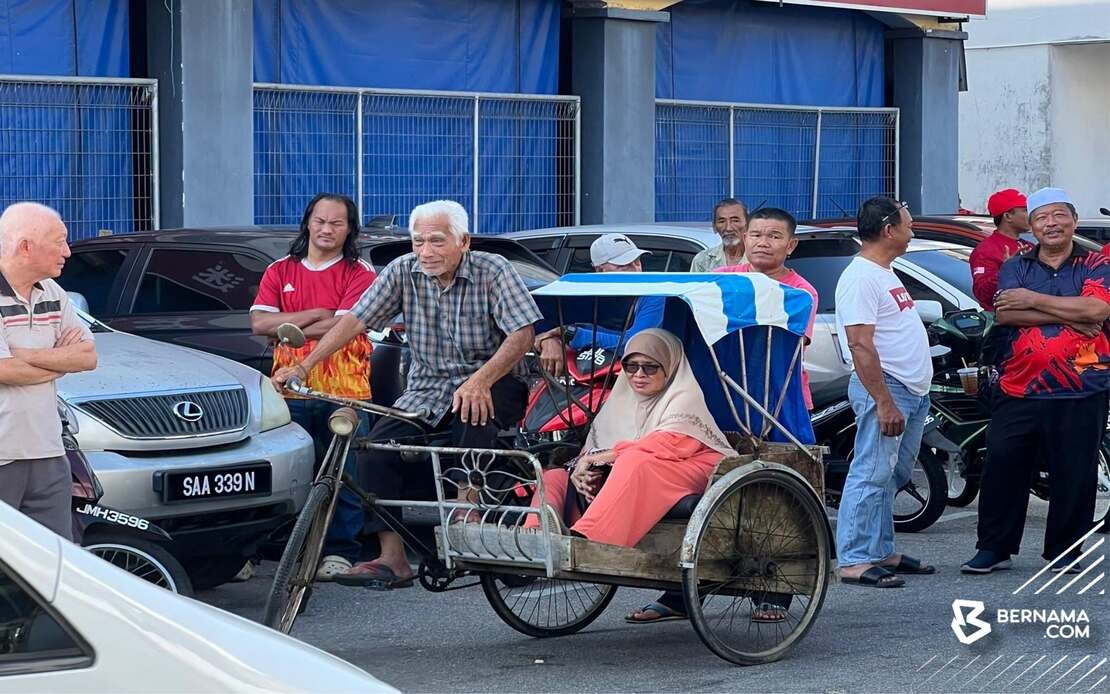 Anwar Moved By Elderly Couple's Trishaw Journey To Meet Him In Johor