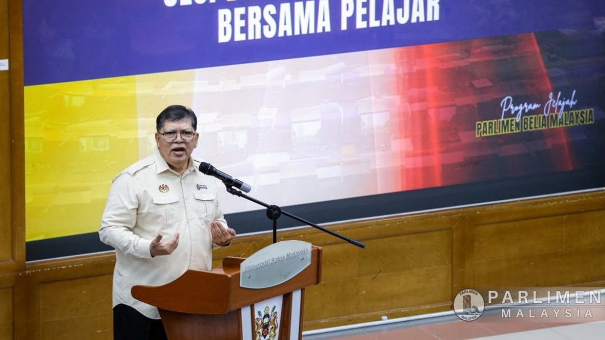 Dewan Rakyat Must Model Democracy for Youth Parliament, Says Speaker Johari