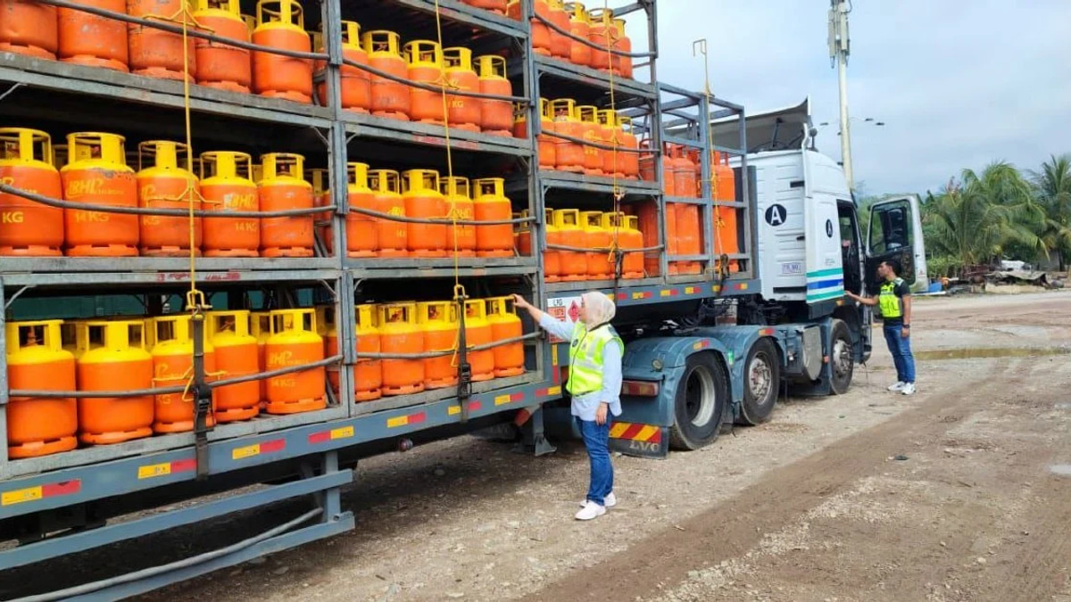 Bentong authorities seize RM405,000 cache of illegal LPG cylinders from secured compound