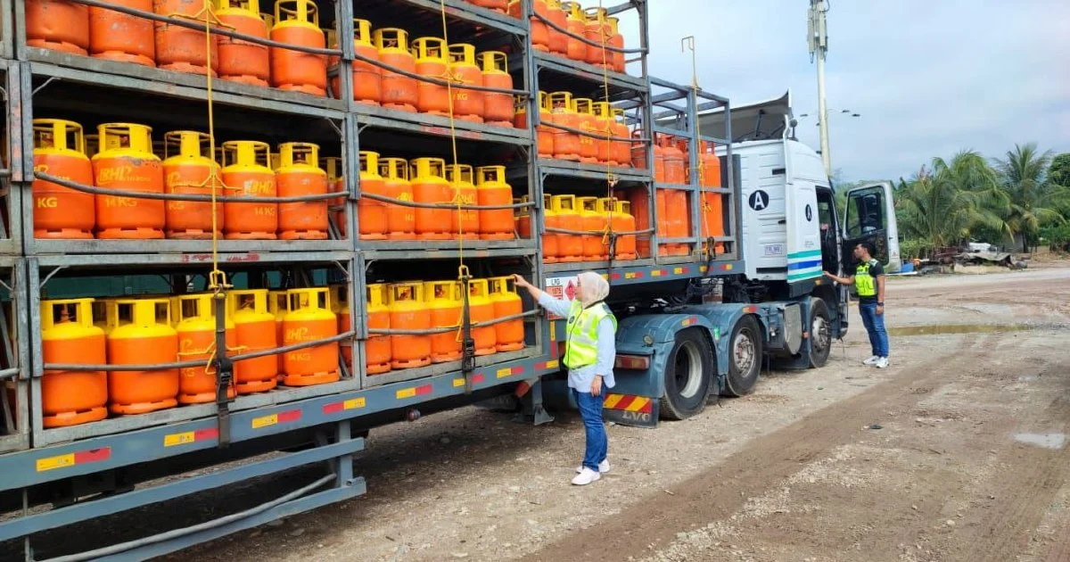 Bentong authorities seize RM405,000 cache of illegal LPG cylinders from secured compound