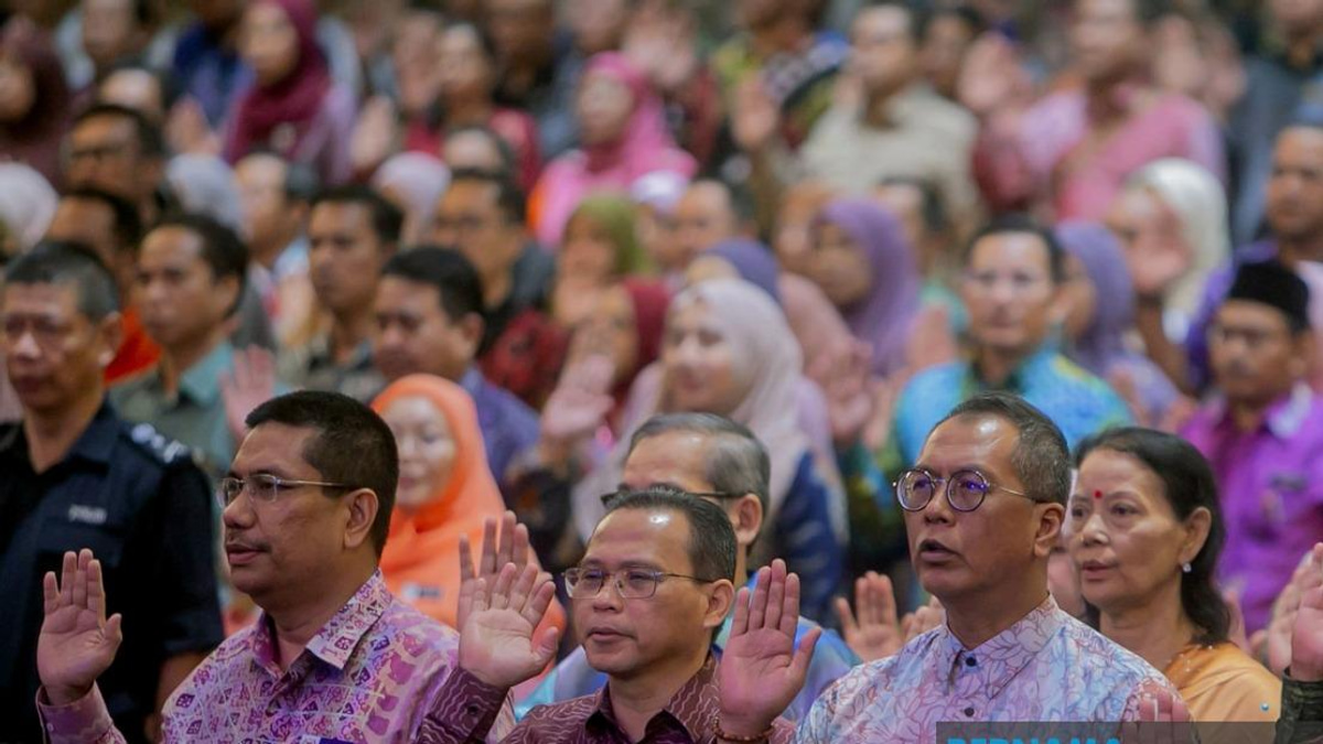 Civil Service Critical to Malaysia's Policy Continuity, PM Anwar Says