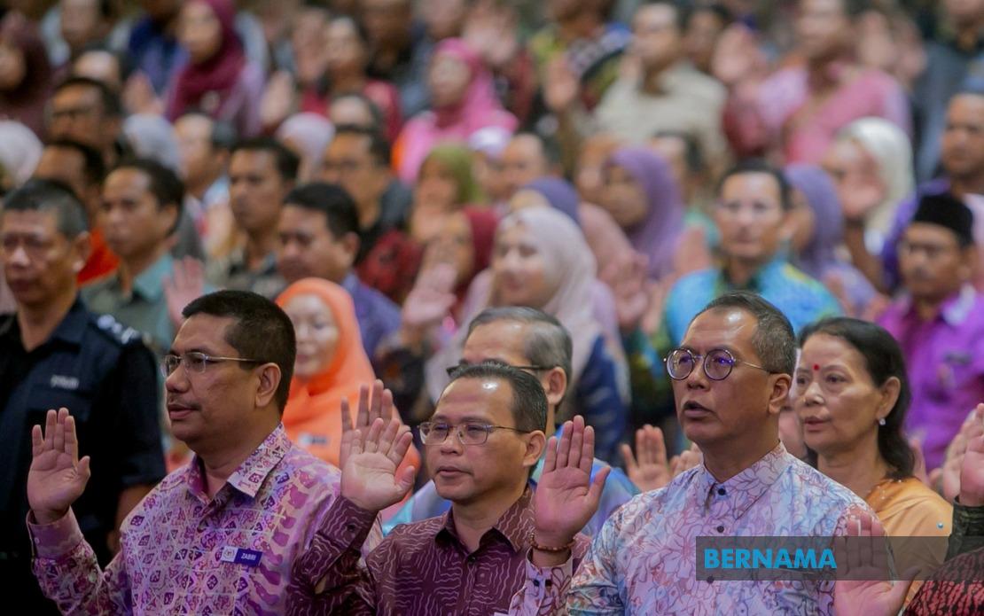 Civil Service Critical to Malaysia's Policy Continuity, PM Anwar Says