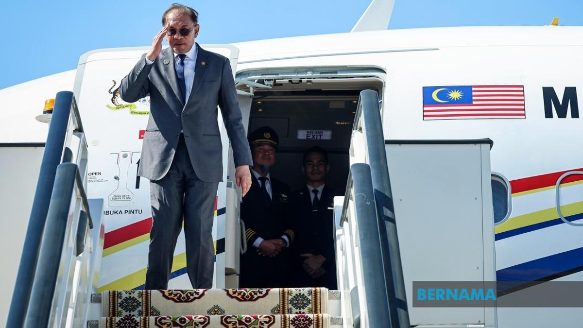 Anwar Returns From Turkmenistan to Penang for Industrial Projects and Media Awards
