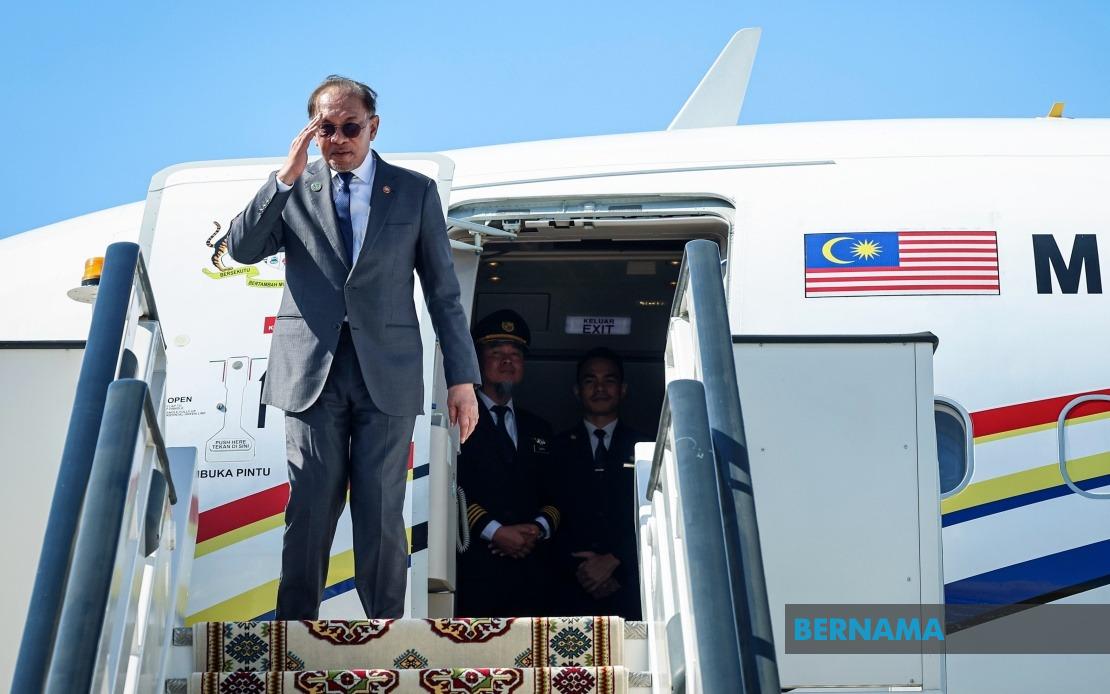 Anwar Returns From Turkmenistan to Penang for Industrial Projects and Media Awards